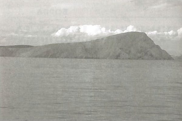 L'Isola Calva fotografata a bordo di un motopeschereccio (Giacomo Scotti, Il gulag in mezzo al mare. Nuove rivelazioni su Goli Otok, Lint, Trieste 2012)