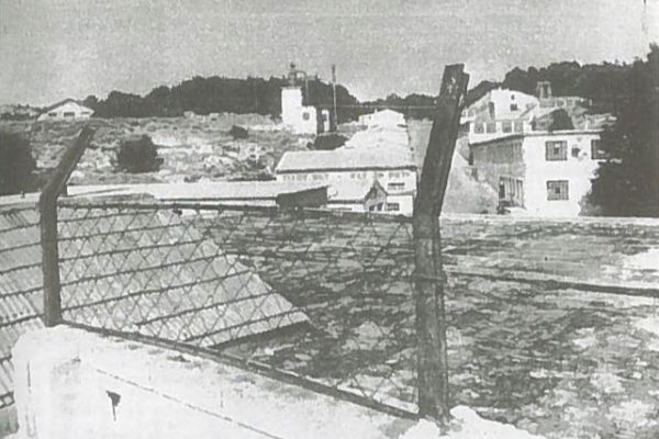 Isola Calva: costruzioni sulla pietraia (Giacomo Scotti, Il gulag in mezzo al mare. Nuove rivelazioni su Goli Otok, Lint, Trieste 2012)