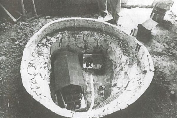Modellino dello speciale lager “R-101” detto anche “Buco”. Composto da un baracca e una cucina, dove venivano torturati gli “incorreggibili” (Giacomo Scotti, Il gulag in mezzo al mare. Nuove rivelazioni su Goli Otok, Lint, Trieste 2012)