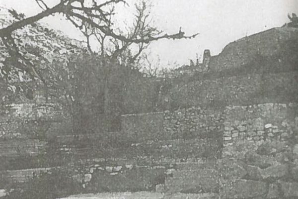 Isola Calva: resti dei padiglioni del lager “Velika Draga” (Giacomo Scotti, Il gulag in mezzo al mare. Nuove rivelazioni su Goli Otok, Lint, Trieste 2012)