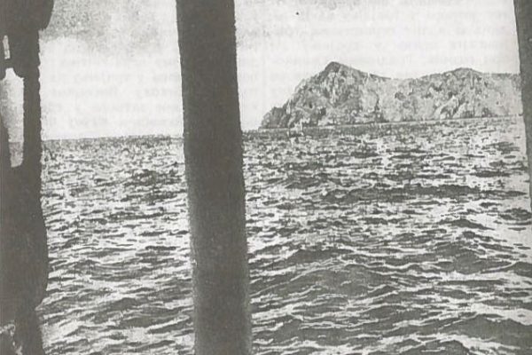 Visione dell'Isola Calva dalla costa dalmata (Giacomo Scotti, Il gulag in mezzo al mare. Nuove rivelazioni su Goli Otok, Lint, Trieste 2012)