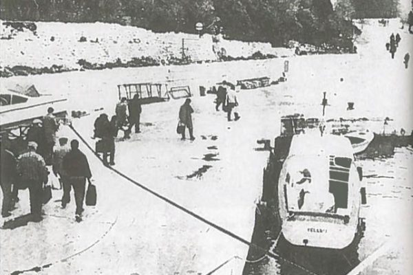 Il primo molo di attracco sull'Isola Calva (Giacomo Scotti, Il gulag in mezzo al mare. Nuove rivelazioni su Goli Otok, Lint, Trieste 2012)