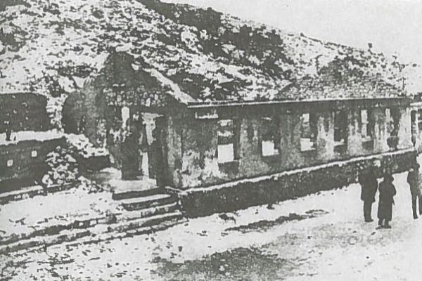 Uno dei “padiglione” dei prigionieri - foto risalente al 1987. (Giacomo Scotti, Il gulag in mezzo al mare. Nuove rivelazioni su Goli Otok, Lint, Trieste 2012)