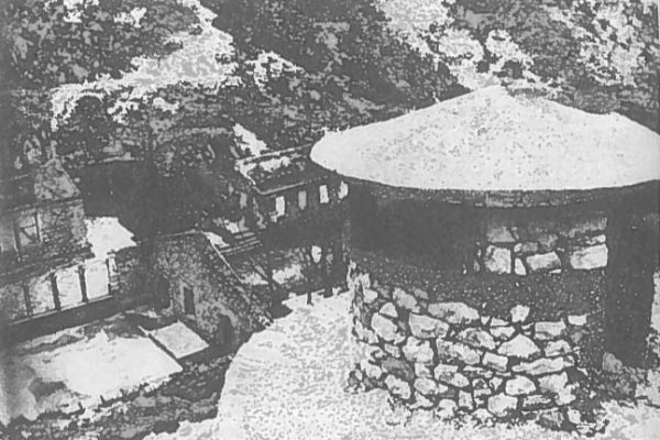Quel che resta di una parte del lager: in primo piano un bunker (Giacomo Scotti, Il gulag in mezzo al mare. Nuove rivelazioni su Goli Otok, Lint, Trieste 2012)