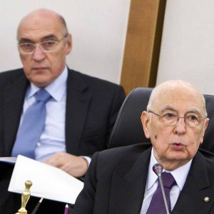 Loris D'Ambrosio alle spalle del Presidente della Repubblica Giorgio Napolitano all'interno del Csm in una foto d'archivio del 15 febraio 2012 a Roma
